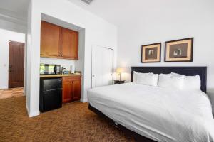 LV030 Private Upstairs Studio w Mountain Views