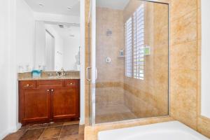 LV030 Private Upstairs Studio w Mountain Views