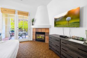 LV030 Private Upstairs Studio w Mountain Views