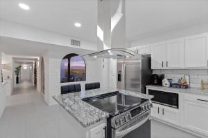 Family Friendly Modern Foothills Pool Sleeps12