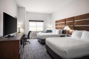 Queen Room with Two Queen Beds and Bathtub - Disability Access room in Best Western Plus College Station Inn & Suites