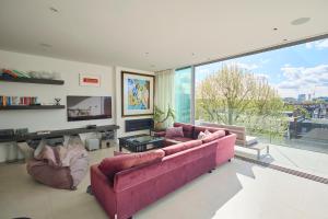 Modern Central London Penthouse with Balcony & Views
