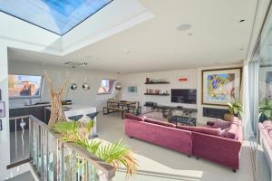 Modern Central London Penthouse with Balcony & Views