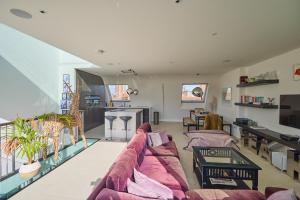 Modern Central London Penthouse with Balcony & Views