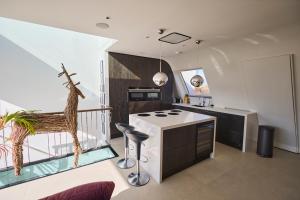 Modern Central London Penthouse with Balcony & Views