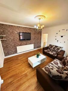 5BR House w Garden Near Stadium