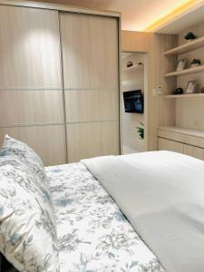 Shell Residences Facing MOA near NAI- - Aiza