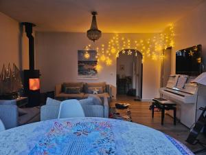 Maisons de vacances Deux maisons reunis par le jardin et sa cabine de plage, a 8min a pieds des plages et de l'ocean : photos des chambres