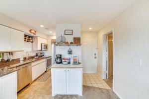 3 Mi to Branson Landing Condo with Pool Access