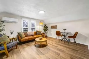 New Renovated 1BR with King Modern Comfort - Berea