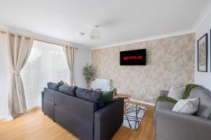 Stylish Duplex Apartment - Close to City Centre - Free Parking, Balcony, Self-Check-In, Fast WiFi and Smart TVs by Yoko Property