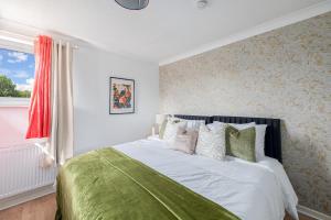 Stylish Duplex Apartment - Close to City Centre - Free Parking, Balcony, Self-Check-In, Fast WiFi and Smart TVs by Yoko Property