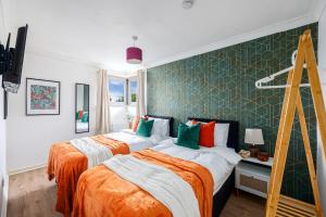 Stylish Duplex Apartment - Close to City Centre - Free Parking, Balcony, Self-Check-In, Fast WiFi and Smart TVs by Yoko Property