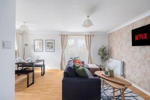 Duplex Apartment - Close to City Centre - Free Parking, Balcony, Self-Check-In, Fast WiFi and Smart TVs by Yoko Property