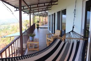 The Toucan - Cozy Mountain Cabin, Stunning Views, Private & Quiet in Costa Rica