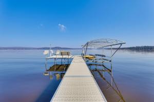 Lake Wisconsin Retreat w Dock: Great for Groups!
