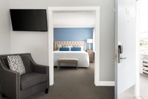 Waterview King Suite room in Boothbay Harbor Oceanside Golf Resort