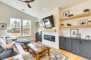 Patio and Outdoor Dining Modern Home in Paradise - Oroville