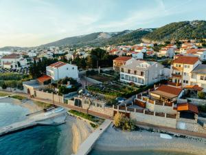 Raža - Beachfront Apartment on Rab - Sea View & Private Boat Dock