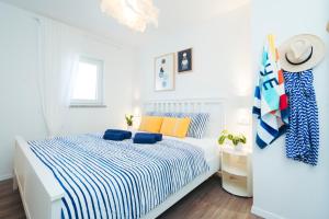 Raža - Beachfront Apartment on Rab - Sea View & Private Boat Dock