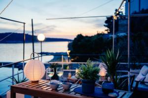 Raža - Beachfront Apartment on Rab - Sea View & Private Boat Dock