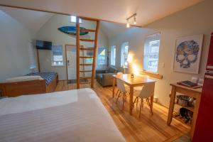 Surf Haven - Cabin in Ucluelet - Sleeps 5