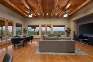 Hot Property Foothills Heated Pool Spa Sleeps16plus