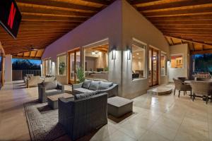 Hot Property Foothills Heated Pool Spa Sleeps16plus