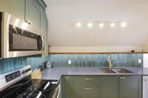 Raven Lady #202- Ucluelet, Sleeps 4, Pet Friendly