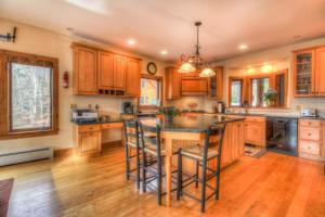 Most Luxury 7000 Sq ft Log Estate with Pool Hot Tub Sauna