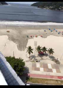 PÉ na Areia, em Frente a Praia Atravessar a Rua
