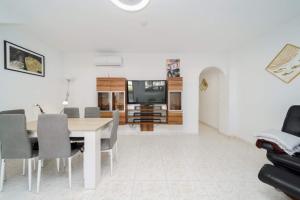 Modern 3-Bed Apt Sleeps 7 6 Min Walk to Beach