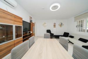 Modern 3-Bed Apt Sleeps 7 6 Min Walk to Beach