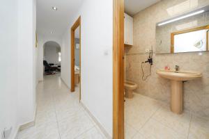 Modern 3-Bed Apt Sleeps 7 6 Min Walk to Beach