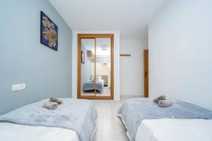 Modern 3-Bed Apt Sleeps 7 6 Min Walk to Beach