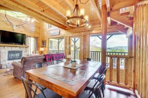 Mountain Dreams Cabin: Hot Tub, Sauna & Views!
