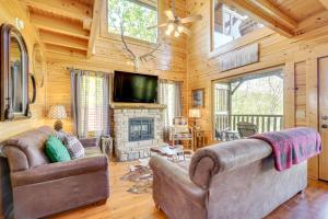 Mountain Dreams Cabin: Hot Tub, Sauna & Views!