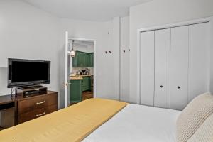 G222 Family Fun- MTN View Stay, Water slide, Pool, Hot Tub, Free Parking