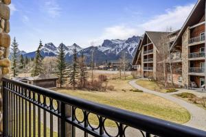 G222 Family Fun- MTN View Stay, Water slide, Pool, Hot Tub, Free Parking