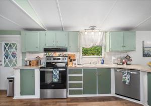 Hot Tub, Fire pit & Pet-friendly Riverside Retreat