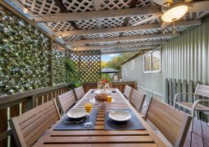 Hot Tub, Fire pit & Pet-friendly Riverside Retreat