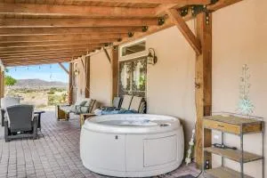 Navigate Stays Pioneertown Retreat w Hot Tub - Pioneertown