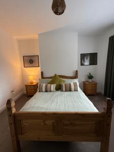 Modern 2 bed with secure driveway