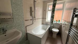 Stunning 3 Bedroom 2 Bathroom Bungalow by CozyNest