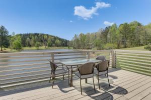2 Docks and Paddleboard Lakefront Alabama Retreat!