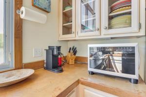 2 Docks and Paddleboard Lakefront Alabama Retreat!