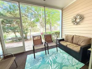 Stay Salty-Newly Renovated-Barefoot Resort, 2 Pools, 2 miles to beach
