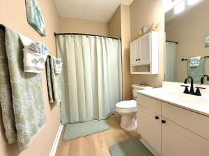 Stay Salty-Newly Renovated-Barefoot Resort, 2 Pools, 2 miles to beach