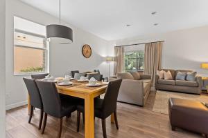 4 BR Hot Tub Cozy Decor @ Regal Oaks RO2761N