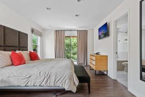 4 BR Hot Tub Cozy Decor @ Regal Oaks RO2761N